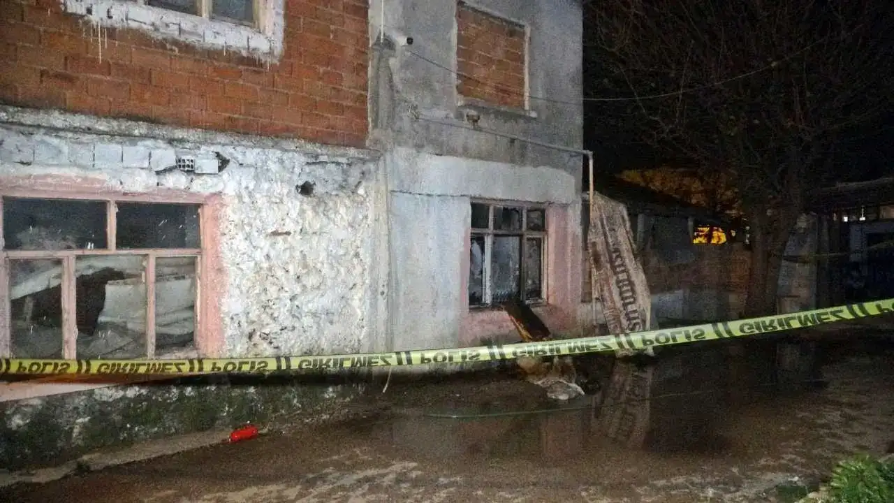 Zeytinköy’de Kimliği Belirsiz Kiracı Yanarak Can Verdi 4